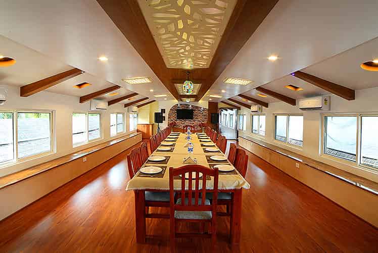 Six Bedroom Deluxe Houseboat